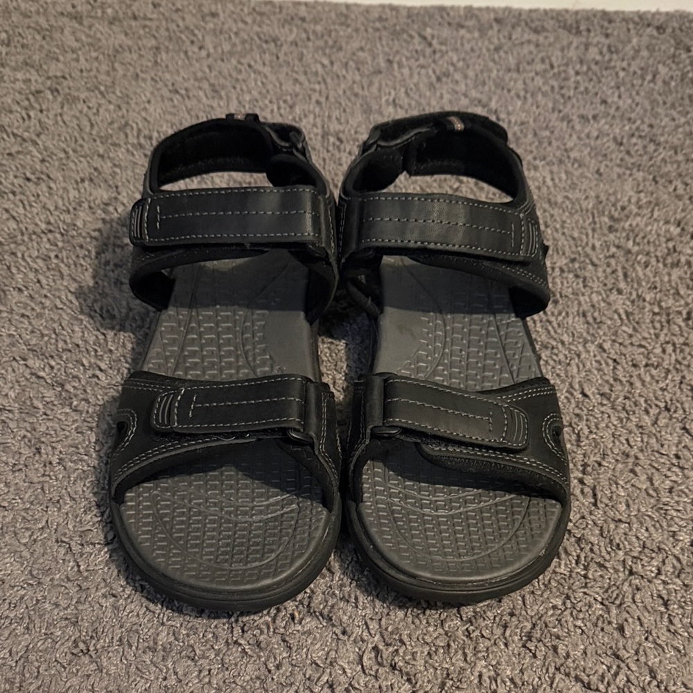 NWOT Khombu Men’s Size 11 Will Black/Grey Hook & Loop Strap Sandals